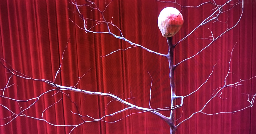 twin-peaks-2017-arm-on-tree-red-room.jpg
